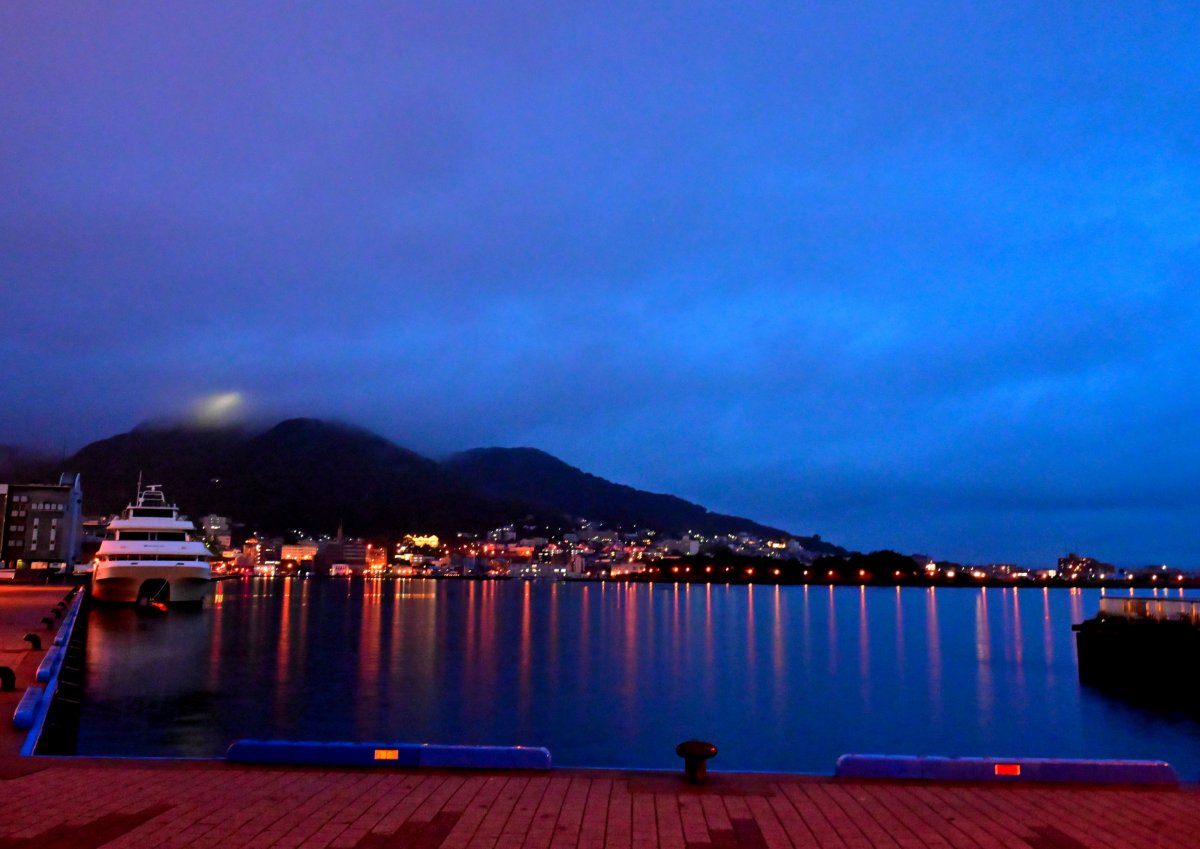 夕暮れの港