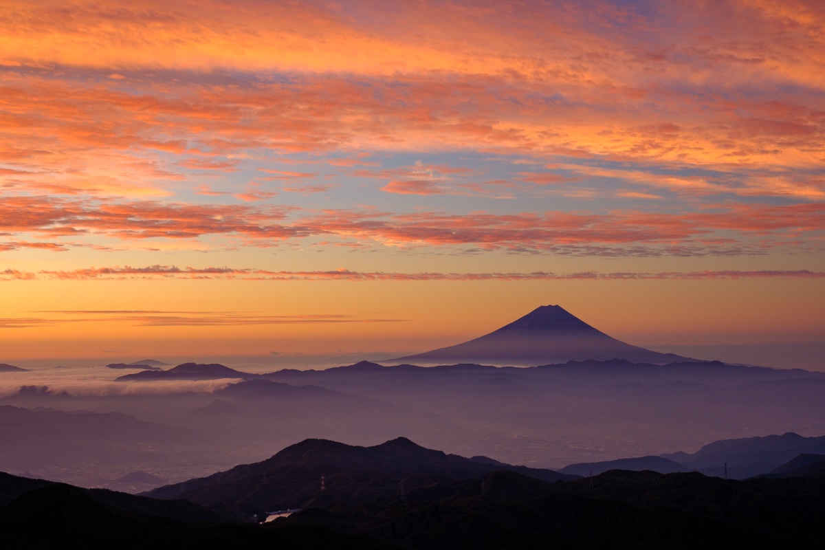 紅天に浮かぶ霊峰