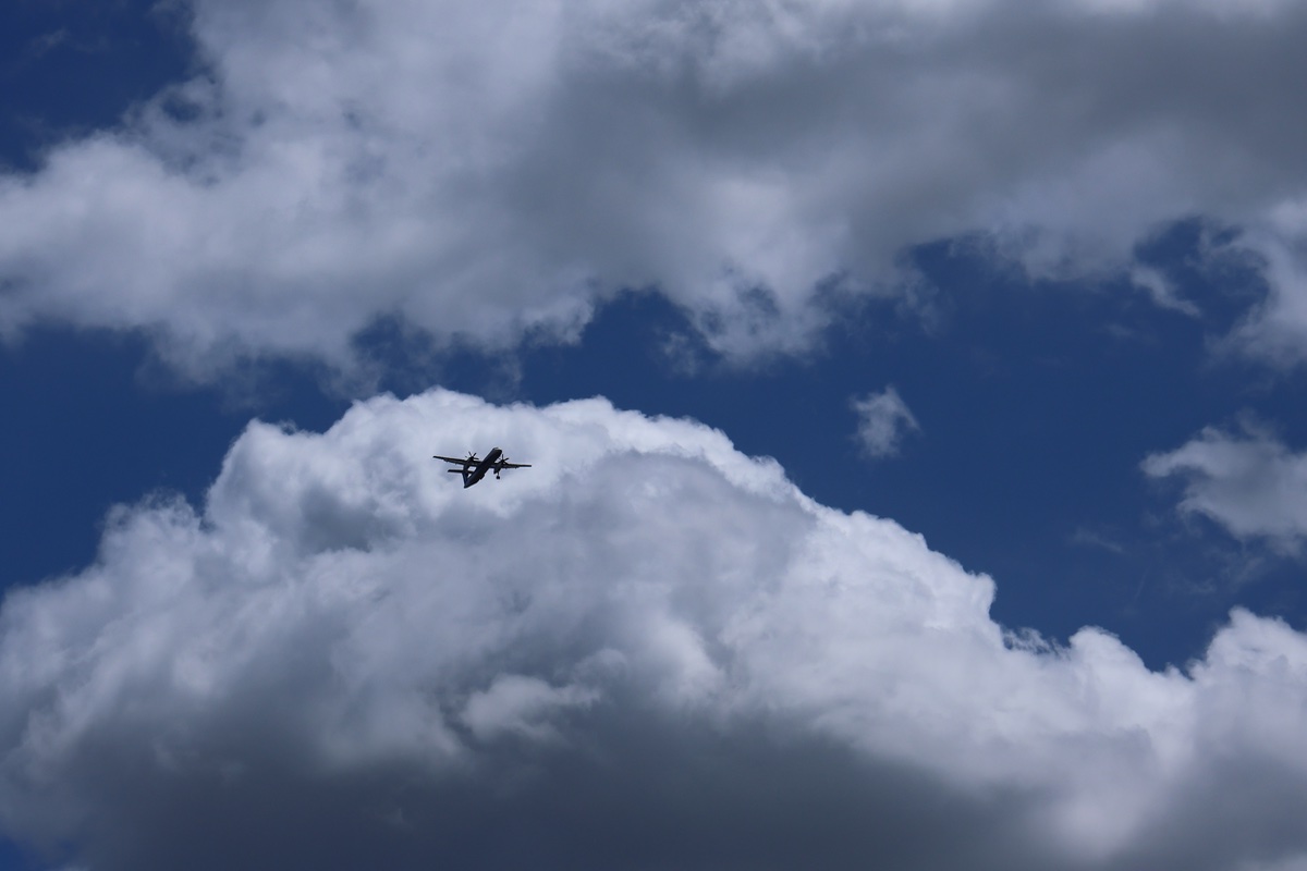 雲の中プロペラ機