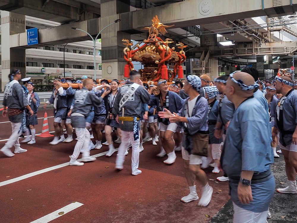 高架下の祭り