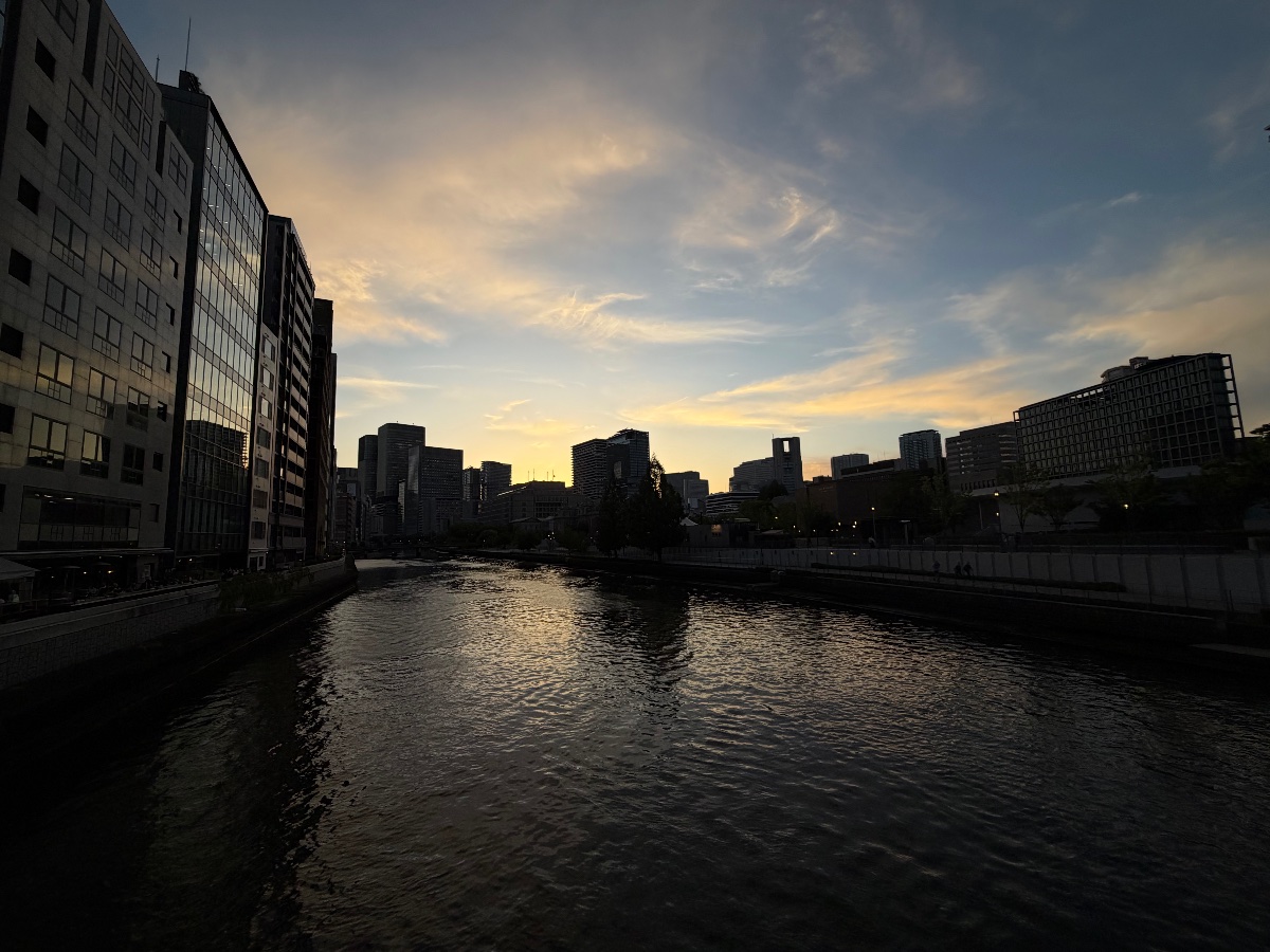 夕焼けが写す街のシルエット