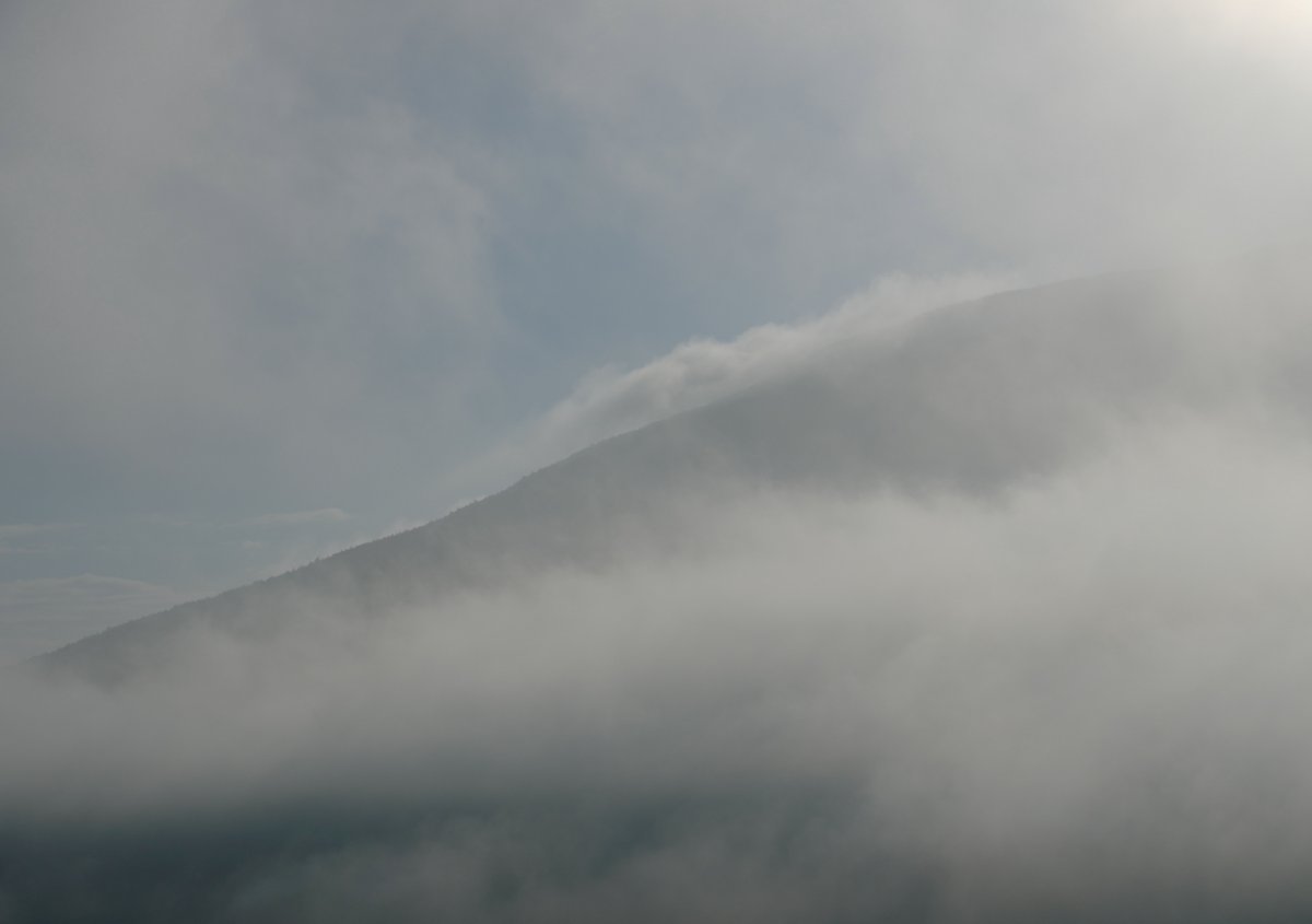 霞む尾根