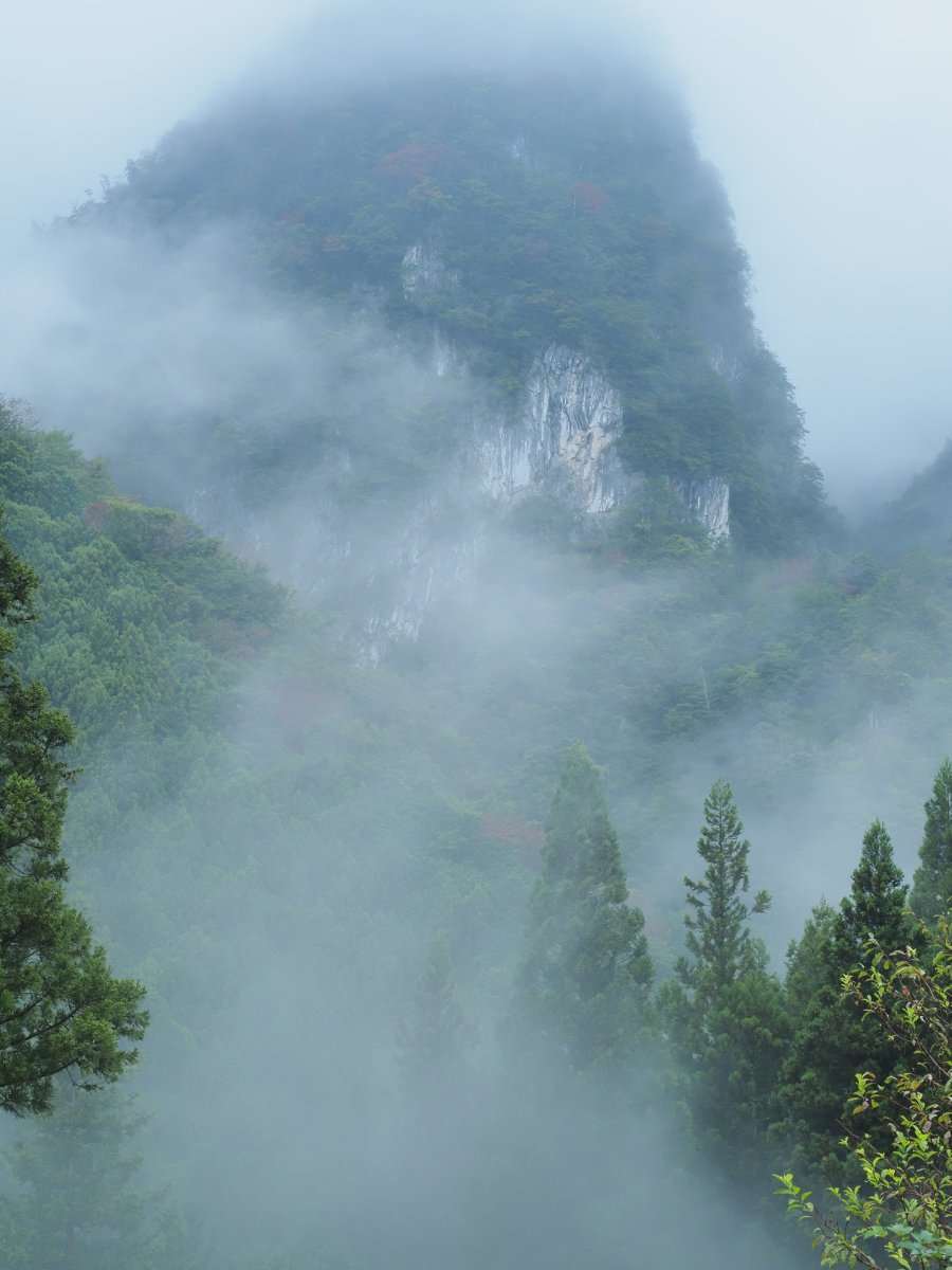 流転の白、燕岩を包む