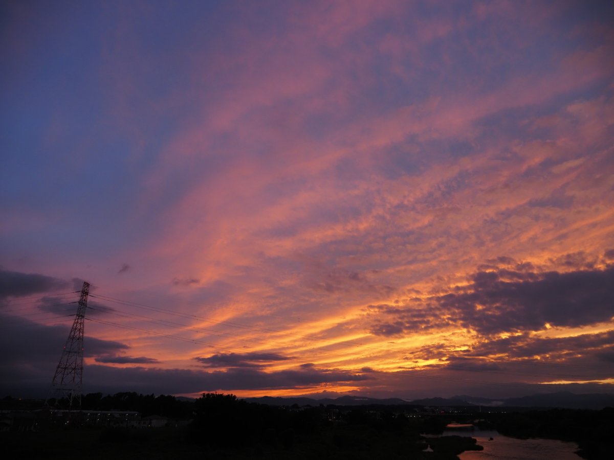 残照を抱く雲